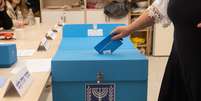 Uma eleitora vota em uma se&ccedil;&atilde;o eleitoral em 27 de outubro de 2026 em Jerusal&eacute;m, Israel. Os eleitores israelenses v&atilde;o &agrave;s urnas para eleger os 120 membros do Knesset, que determinar&atilde;o a composi&ccedil;&atilde;o do governo que suceder&aacute; a coaliz&atilde;o de direita do atual primeiro-ministro Benjamin Netanyahu.  Foto:  Noam Galai/Getty Images