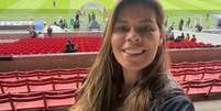 Narradora brasileira Elaine Trevisan, 38 anos, acompanha atenta os jogos da semifinal da Libertadores Feminina de 2026   Foto: Arquivo Pessoal 