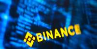 Nesta ilustração, tirada em 30 de outubro de 2026, é possível ver o logotipo da Binance e um código hacker  Foto: REUTERS/Dado Ruvic