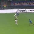 Narrador da Globo se confunde e grita gol após bola ir para fora