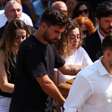 Esposa de Diogo Jota chora durante cortejo; atleta e irmão foram enterrados em Portugal