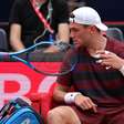 Tenista se irrita e dá raquetada em placa de publicidade no ATP de Queen's