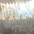 Festa no Rio tem fuzis apontados para o alto e shows com megaestrutura