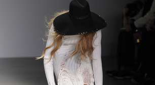 Modelo tropeça e deixa sapatos na passarela de Londres