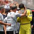 Courtois deixa campo chorando após sentir a coxa em duelo contra a Espanha; veja