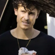 Shawn Mendes surge com sangue na mão acompanhado de Bruna Marquezine