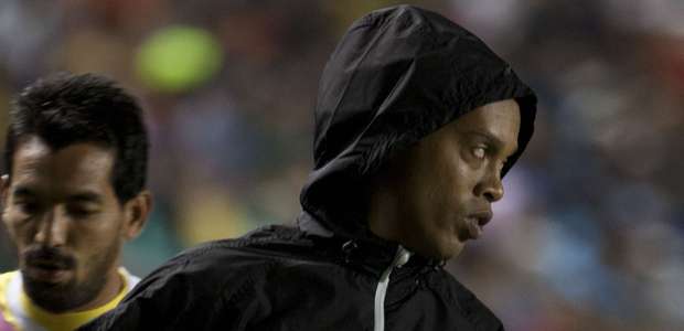 Ronaldinho é "punido" com reserva, mas Querétaro vai à final