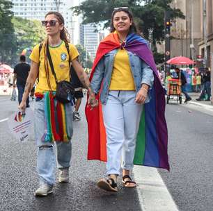 Público da Parada LGBT+ começa a pintar Paulista de verde e amarelo; siga