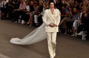 Reconhece? Kendall Jenner desfila como noiva para Chanel