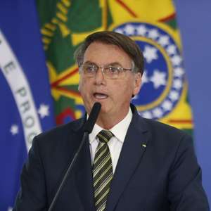 Bolsonaro diz que vai ampliar lista de atividades essenciais