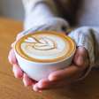 Por que a cafeína deixa algumas pessoas em alerta e outras não sentem nada?