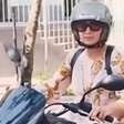 Apresentadora de 67 anos usa scooter para ir trabalhar na Globo
