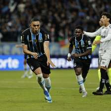 Grêmio vence de virada e empurra Santos para a zona de rebaixamento do Brasileirão