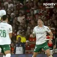 Voadora? Veja o lance que rendeu a expulsão de Carrascal durante Fla e Palmeiras