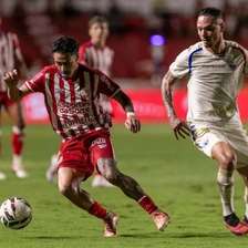 Fortaleza aproveita gol contra, bate Náutico nos Aflitos e sobe na Série B