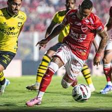 Vila Nova marca no fim, vence São Bernardo e retoma liderança da Série B