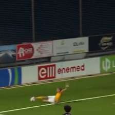 Vídeo: brasileiro comete pênalti polêmico em jogo na Liga Conferência