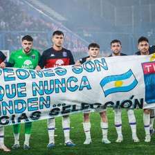 Antes de jogo da Sul-Americana, equipe mostra apoio a seleção argentina