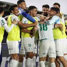 Com polêmica de arbitragem, Palmeiras goleia Vitória e dispara na liderança