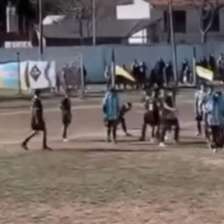 Vídeo: jogador é preso por agredir árbitro com soco na Argentina