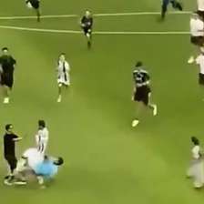 Torceor invade campo, dá carrinho e machuca jogador de gigante europeu