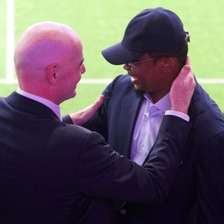 Eto'o defende Infantino e pede retomada de projeto da Fifa