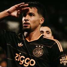 Ídolo do futebol holandês detona brasileiro do Ajax: "Senti pena dele"