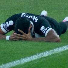 Zagueiro do Atlético cai de cabeça no gramado e é substituído por concussão