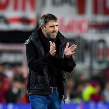Coudet não resiste à eliminação e pede demissão do River Plate, segundo imprensa argentina