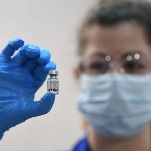 Entenda a reação alérgica à vacina da Pfizer no Reino Unido