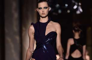 Versace fecha primeiro dia de Paris com fendas e bolsos