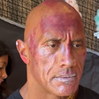 Filhas maquiam The Rock, que brinca com sua careca: 'Muita tela para usar na diversão'