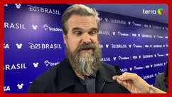 David Harbour revela novas facetas do Guardião Vermelho ...