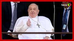 Papa Francisco acena para fiéis depois de receber alta ...