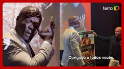 Terry Crews chora ao ser presenteado com cartaz ...