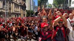 Avião do Flamengo chega ao Rio e torcida toma conta das ...