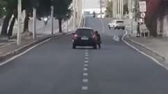 Motorista arrasta assaltante que ficou pendurado na ...