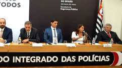 Piloto de avião se aproximava de mulheres com filhas e ...