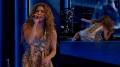 Shakira cai durante show em El Salvador e brinca após ...
