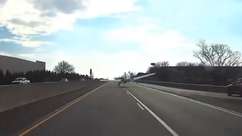 Avião faz pouso de emergência em meio a carros em ...