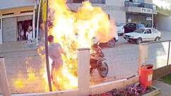 Homem ateia fogo na própria motocicleta durante ...