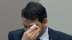Jorge Messias usa lenço para enxugar rosto após se ...