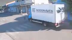 Criança em bicicleta escapa por pouco de atropelamento ...