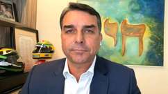 Flávio Bolsonaro diz que pai tomou todas as vacinas, ...