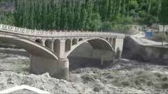 O momento em que ponte desaba por conta de enchente no Paquistão