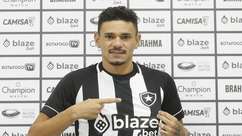 O camisa 9 chegou! Tiquinho Soares é apresentado no Botafogo