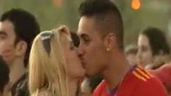 Beijo ao vivo de goleiro cria "moda" na Espanha