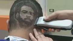 Cabeleireiro retrata celebridades em cortes de cabelo