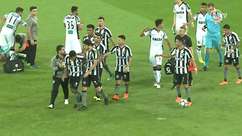 Zagueiro do Botafogo sofre choque na cabeça e deixa o esteado de ambulância 