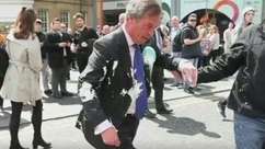 Manifestante atira milk-shake em líder do partido do Brexit